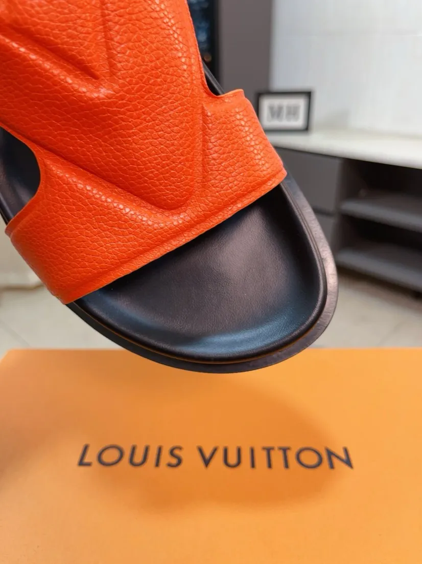 Men's shoes💰300🌹🌹【LV】Multi-color new men's slippers, original top-quality version, original special cowhide with pebbled embossing➕sheepskin on the inner and side, non-slip combination sole, more stable walking, more comfortable and lightweight, high-end and generous, size: 38~44